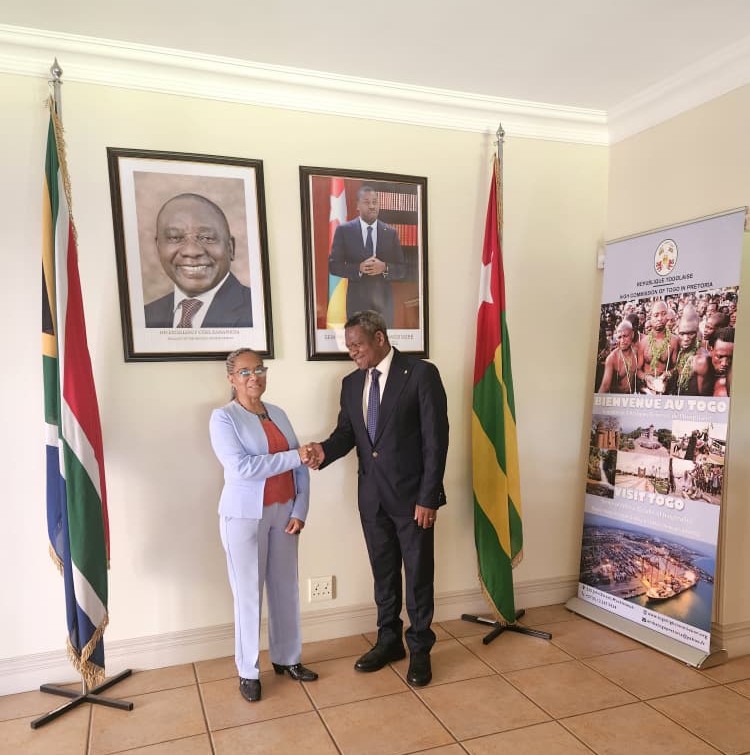 Meeting between the Head of Mission and the Colombian Ambassador in Pretoria